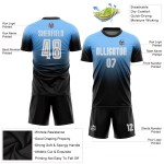 Maillot de football personnalisé bleu poudre, blanc et noir, effet dégradé par sublimation Maillot de football personnalisé bleu poudre, blanc et noir, effet dégradé par sublimation