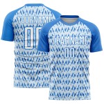 Maillot de football personnalisé à motif géométrique abstrait bleu poudre, blanc et argent, sublimation Maillot de football personnalisé à motif géométrique abstrait bleu poudre, blanc et argent, sublimation